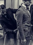 你为什么要试穿那套西装?